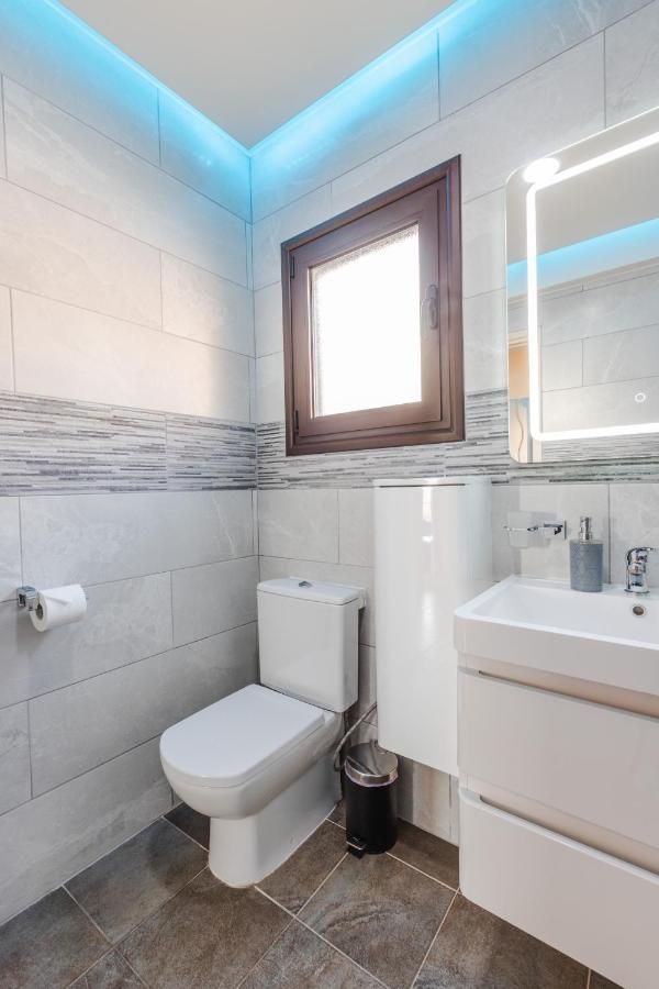 Apartament Alexis - Modern 2-bedroom With Swimming Pool
