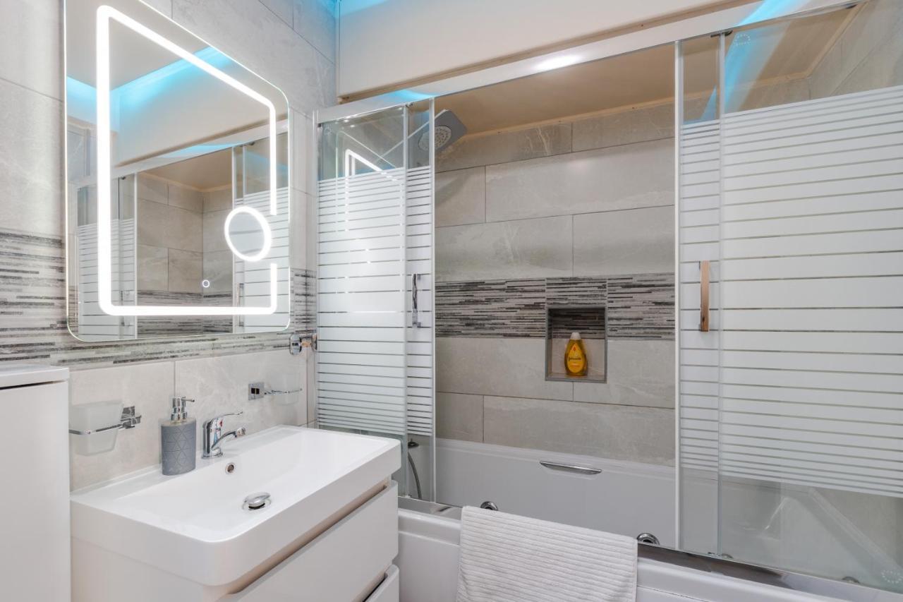 Alexis - Modern 2-bedroom With Swimming Pool Apartament Pafos