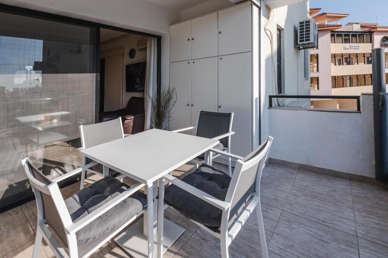 Apartment Alexis - Modern 2-bedroom With Swimming Pool *